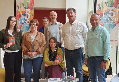 Élus et équipe du festival La 5e Saison réunis pour la présentation de l'édition 2026, programmes en main
