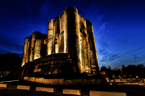 Le Donjon de Niort vu de Nuit - Agrandir l'image, fenêtre modale