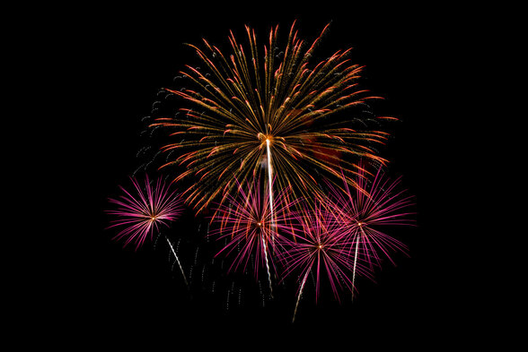 Gerbes de feux d'artifice dorés, orangés et roses s'épanouissant en bouquet dans un ciel nocturne - Agrandir l'image, fenêtre modale