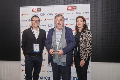 Trois représentants de Niort Agglo et Transdev tenant le trophée du 34e Palmarès VRT Territoires & Mobilités.