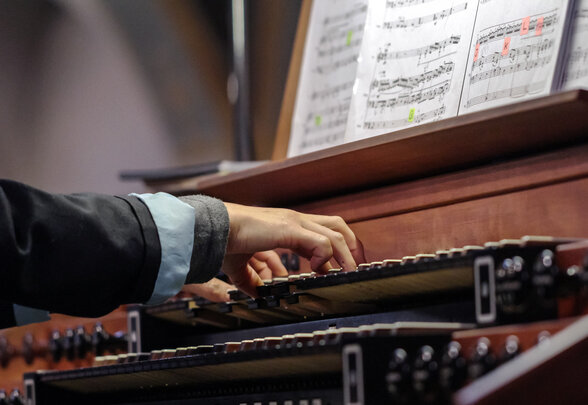 organist playing a pipe organ - Agrandir l'image, fenêtre modale