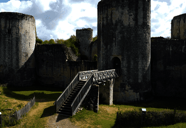 Ruines médiévales du Château du Coudray-Salbart avec tours en pierre et passerelle en bois - Agrandir l'image, fenêtre modale