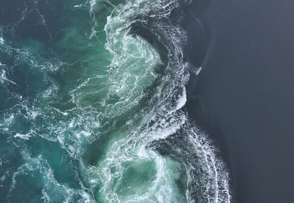 Tourbillons de courants marins en plongée verticale, aux teintes turquoise et gris ardoise entrelacées - Agrandir l'image, fenêtre modale