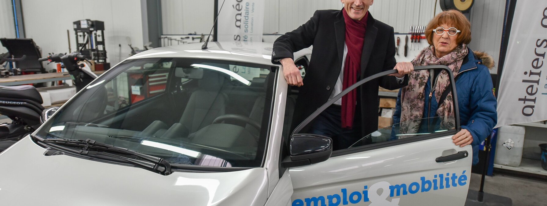 Jérôme Baloge, Président de Niort Agglo, et Marie-Annick Seys, Présidente de la structure d'insertion AIVE, devant l'une des voitures sans permis