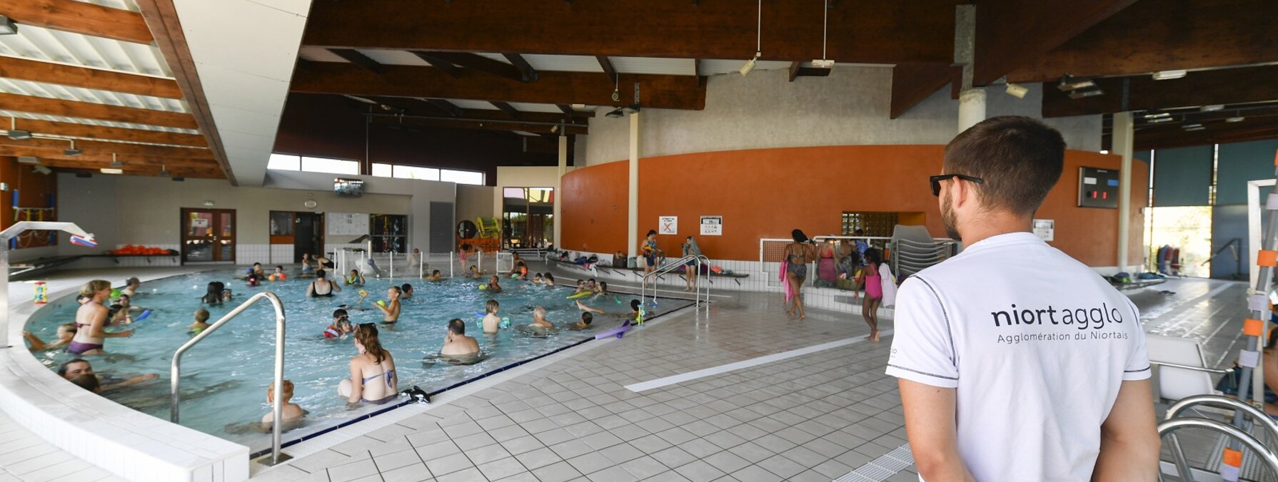 Des baigneurs a la piscine de Mauze sur le Mignon