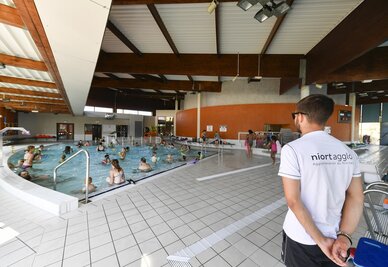 Des baigneurs a la piscine de Mauze sur le Mignon Des baigneurs a la piscine de Mauze sur le Mignon