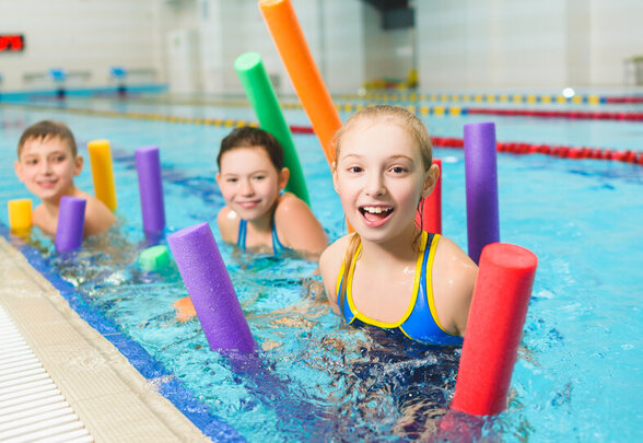 Happy and smiling group of children learning to swim with pool noodle - Agrandir l'image, fenêtre modale