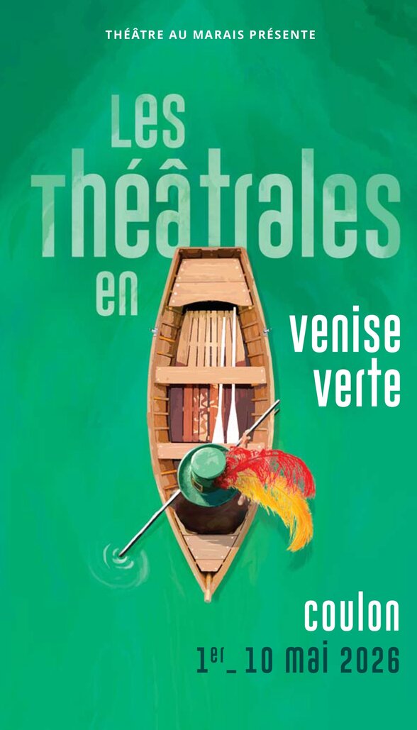 Affiche de l'événement : barque traditionnelle en plongée sur l'eau verte du marais, avec un chapeau de théâtre à plumes colorées - Agrandir l'image, fenêtre modale