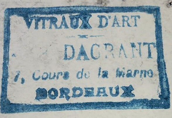 Cachet d'atelier estampillé en bleu : Vitraux d'Art Dagrand, 7 Cours de la Marne, Bordeaux - Agrandir l'image, fenêtre modale