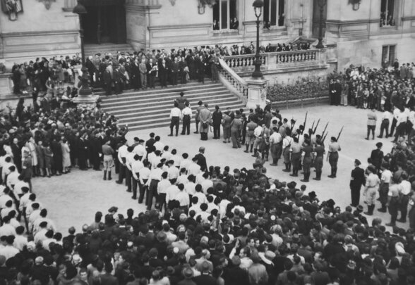 Rassemblement populaire devant l'hôtel de ville de Niort lors de la cérémonie de la Libération en 1944 - Agrandir l'image, fenêtre modale