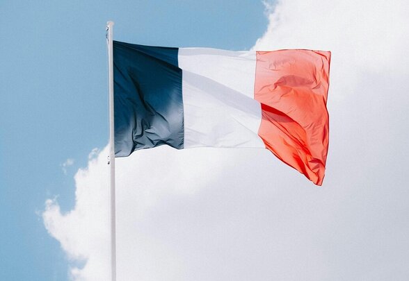 Drapeau tricolore français flottant au vent, symbole des institutions républicaines et de l'État de droit - Agrandir l'image, fenêtre modale