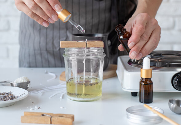 Woman making decorative aroma candle at table, closeup - Agrandir l'image, fenêtre modale