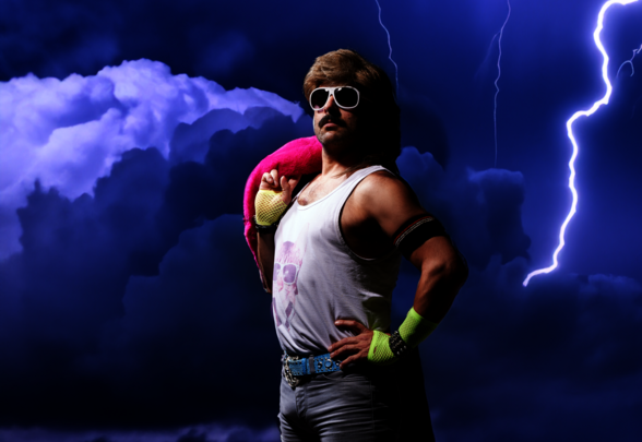 Michel Mercury en costume rétro années 80, pose héroïque sur un rocher sous un ciel d'orage zébré d'éclairs - Agrandir l'image, fenêtre modale