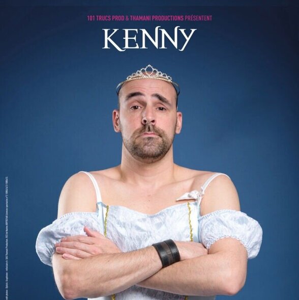 Affiche du spectacle : Kenny en robe de princesse blanche et tiare, bras croisés, avec le slogan « et je vous emmerde » - Agrandir l'image, fenêtre modale