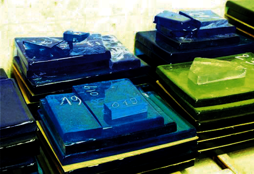 Dalles de verre épaisses empilées, teintées en bleu et vert, portant des inscriptions gravées - Agrandir l'image, fenêtre modale
