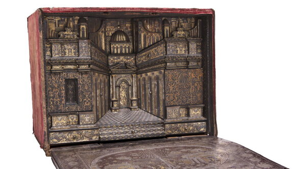 Cabinet ouvert révélant un intérieur laqué noir et or à décors architecturaux Renaissance, tiroirs et compartiments secrets - Agrandir l'image, fenêtre modale