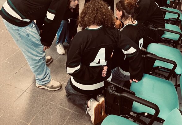 Un groupe d'adolescents réunis en cercle, certains portant des maillots noirs numérotés, lors d'un exercice collectif d'improvisation. - Agrandir l'image, fenêtre modale