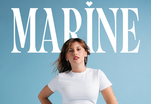 Affiche officielle « Marine en tournée » avec la chanteuse en t-shirt blanc sur fond bleu clair - Agrandir l'image, fenêtre modale