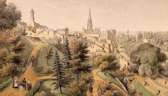 Lithographie ancienne d'une ville du Poitou : église gothique à flèche élancée, jardins et promeneurs en costume XIXe siècle - Agrandir l'image, fenêtre modale
