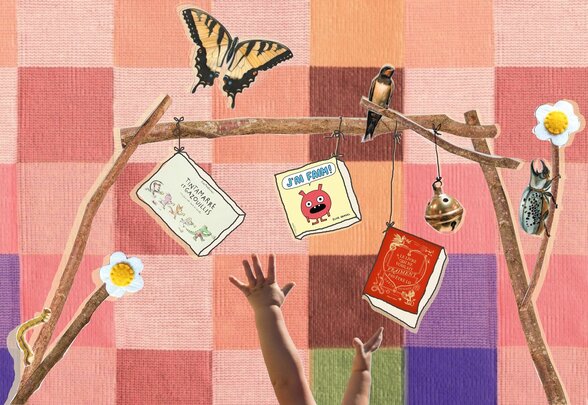 Mains de nourrisson tendues vers des albums jeunesse suspendus à des branches, accompagnés d'un papillon et d'un oiseau - Agrandir l'image, fenêtre modale