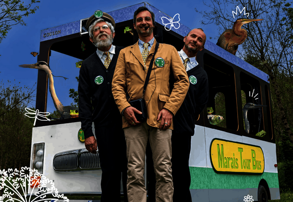 Affiche du spectacle : trois comédiens en tenue de guide touristique devant le Podobus, avec dates à Coulon et Arçais - Agrandir l'image, fenêtre modale