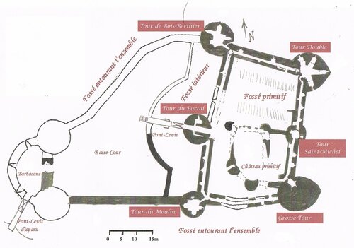 Plan légendé du château du Coudray-Salbart localisant les tours, fossés et accès de la forteresse médiévale.