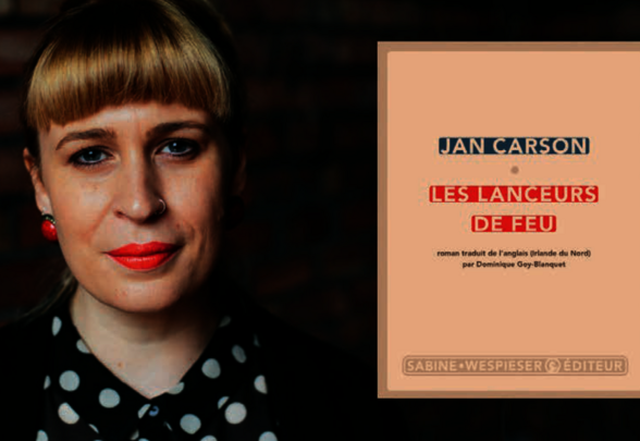 Jan Carson, autrice nord-irlandaise, aux côtés de la couverture de son roman paru chez Sabine Wespieser Éditeur - Agrandir l'image, fenêtre modale