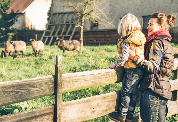Portrait of mother and child on farm - Agrandir l'image, fenêtre modale