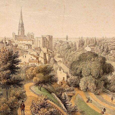 Lithographie ancienne d'une ville du Poitou : église gothique à flèche élancée, jardins et promeneurs en costume XIXe siècle - Agrandir l'image, fenêtre modale