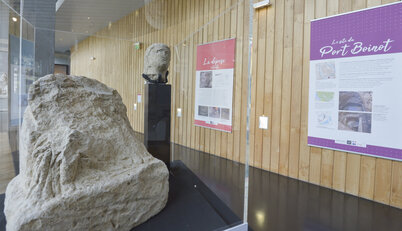 Présentation des sculptures découvertes à Port Bonot ©Darri