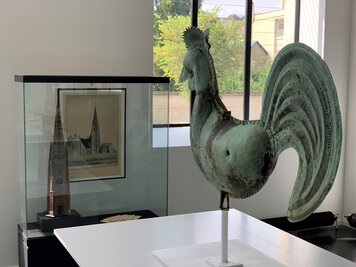 Coq en métal à patine verte monté sur socle, accompagné d'une maquette et d'une gravure de Notre-Dame de Niort