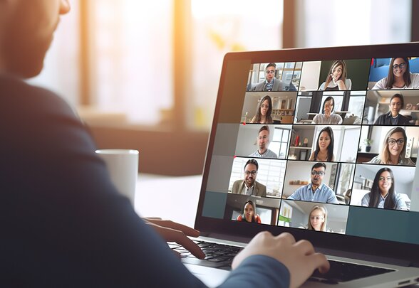 Participant connecté à une visioconférence avec plusieurs interlocuteurs affichés en grille sur l'écran d'un ordinateur portable - Agrandir l'image, fenêtre modale