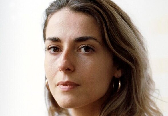 Sara Bourre, artiste et interprète du spectacle Chambre 908, regard expressif et serein - Agrandir l'image, fenêtre modale