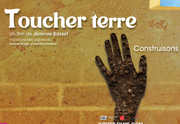 Affiche du film de Jérémie Basset : silhouette d'une main en terre crue sur un mur en pisé, slogan « Construisons en terre ! » - Agrandir l'image, fenêtre modale