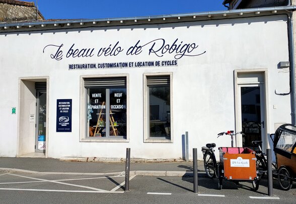 Façade du magasin « Le beau vélo de Robigo », restauration et location de cycles à Niort, avec un vélo cargo garé devant - Agrandir l'image, fenêtre modale