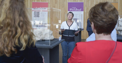 Présentation des sculptures découvertes à Port Bonot ©Darri