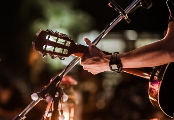 The musicians were playing rock music on stage, there was an audience full of people watching the concert. Concert,mini concert and music festivals. - Agrandir l'image, fenêtre modale