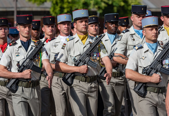 Soldats français en uniforme de cérémonie défilant au port d'armes - Agrandir l'image, fenêtre modale