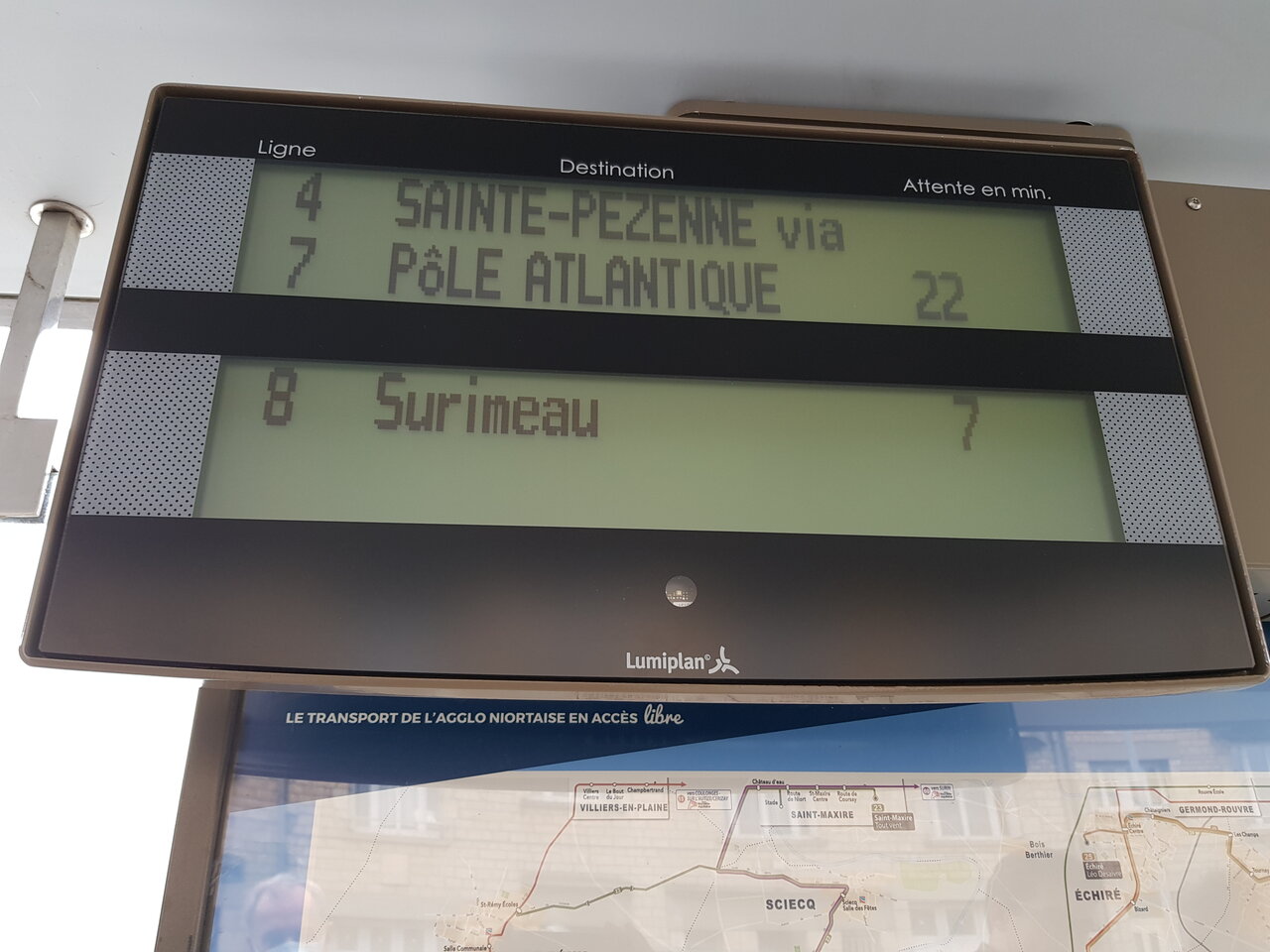Borne d'information voyageurs affichant les prochains départs du réseau de bus de Niort Agglo en temps réel