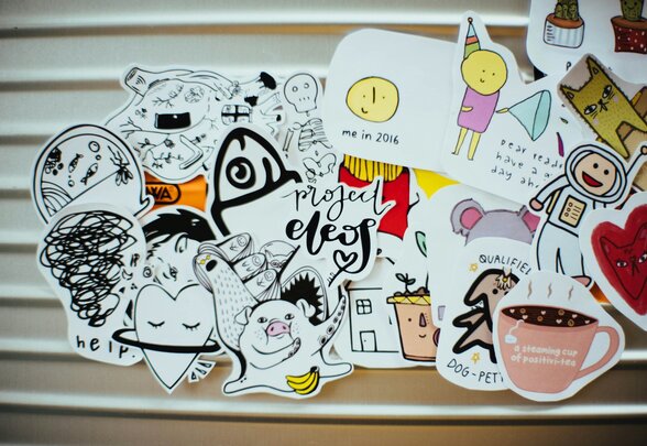 Assortiment de stickers illustrés en noir et blanc et en couleur : personnages, animaux et symboles variés - Agrandir l'image, fenêtre modale