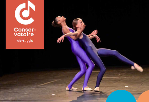 Affiche du Conservatoire Niort Agglo : deux élèves en justaucorps bleus exécutent une figure de danse sur scène - Agrandir l'image, fenêtre modale