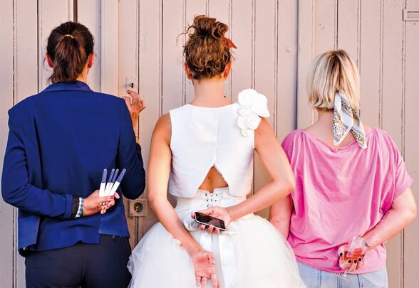 Affiche : trois femmes de dos dont une mariée, samedi 31 janvier 2026 à 20h30, Théâtre Jean Richard à Niort - Agrandir l'image, fenêtre modale