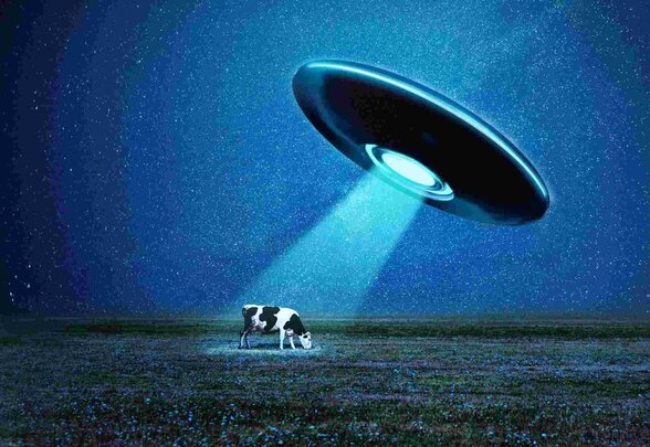 Soucoupe volante projetant un faisceau lumineux bleu sur une vache isolée dans un champ sous un ciel étoilé. - Agrandir l'image, fenêtre modale