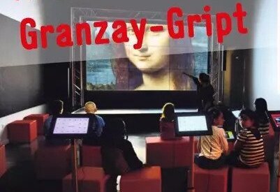 Visiteurs installés face à des tablettes tactiles dans l'espace Micro-Folie de Granzay-Gript, grand écran projetant la Joconde en arrière-plan - Agrandir l'image, fenêtre modale