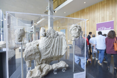 Présentation des sculptures découvertes à Port Bonot ©Darri