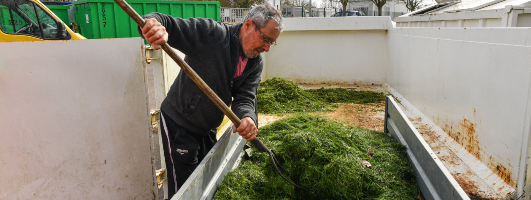 Depot de tonte de pelouse dans la decheterie de Prachq parution Territoire de vie