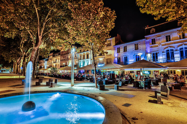 Terrasses de cafés sur l'esplanade de la République à Niort
