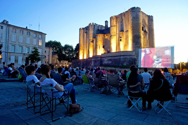 Séance de cinéma en plein air, place du Donjon à Niort