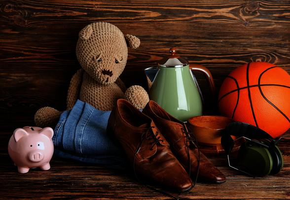 Objets du quotidien à donner ou à reprendre : peluche, chaussures, jean, théière, ballon et casque audio - Agrandir l'image, fenêtre modale
