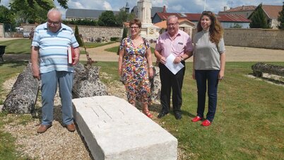 Présentation de la pierre tombale Etienne Claveau restaurée, cimetière de Coulon. De D à G : Laurence Lamy, conservatrice des musées, Michel Simon, maire de Coulon, Elisabeth Maillard, vice-présidente en charge de la culture et du patrimoine historique